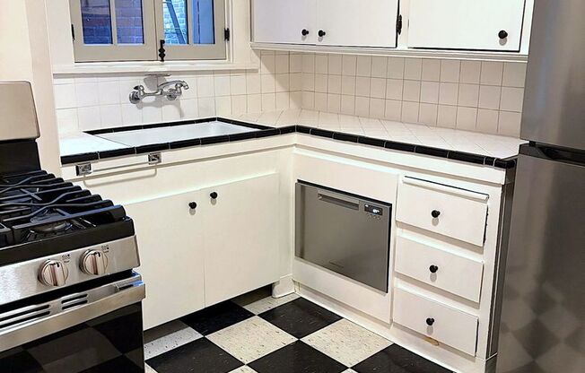 1 bed, 1 bath, 784 sqft, $1,700, Unit 06