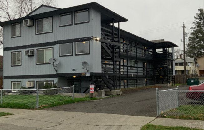 COZY 2BD/1BA NORTH WEST APARTMENT | ON-SITE LAUNDRY | PET FRIENDLY | OFF-STREET PARKING | AVAIL UPON REQUEST