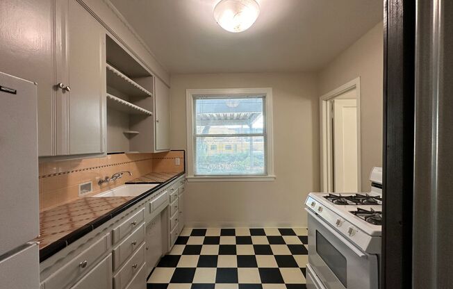 Charming Studio- Historic Charm!  Live Next to R Street, the Historic District —$700 Lease Signing Bonus!