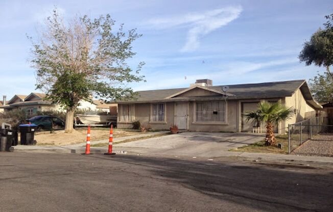 SIMPLY STUNNING! LUXURIOUS 3 BEDROOM 1 BATHROOM HOUSE! ONE MONTH FREE MOVE IN SPECIAL
