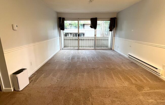 1 bed//1bath Secluded Corner-Unit Condo with Private Deck in Lynnwood