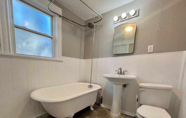 Great 5 Bedroom 1 Bathroom Home in Minneapolis!!