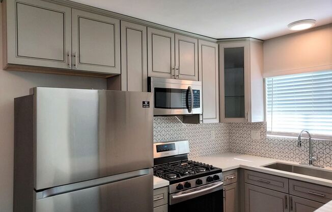 University Heights - Second Floor 1 Bedroom / 1 Bath Apartment w/ Laundry & Parking