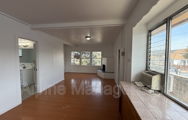 806 52 AVE