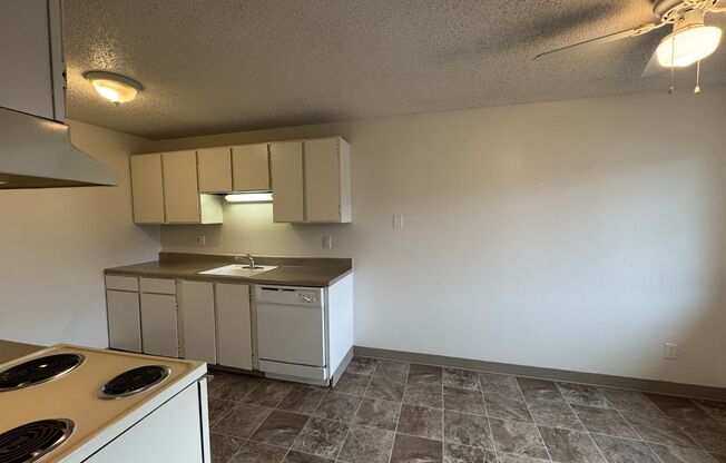 2 beds, 1 bath, 1,000 sqft, $1,295, Unit 24