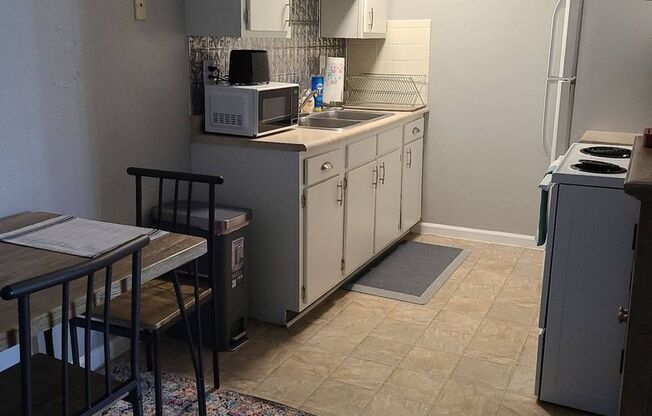 1 bed, 1 bath, 685 sqft, $925, Unit 80-H