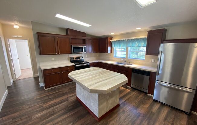 3 beds, 2 baths, $1,775, Unit # OAKLAND HLS