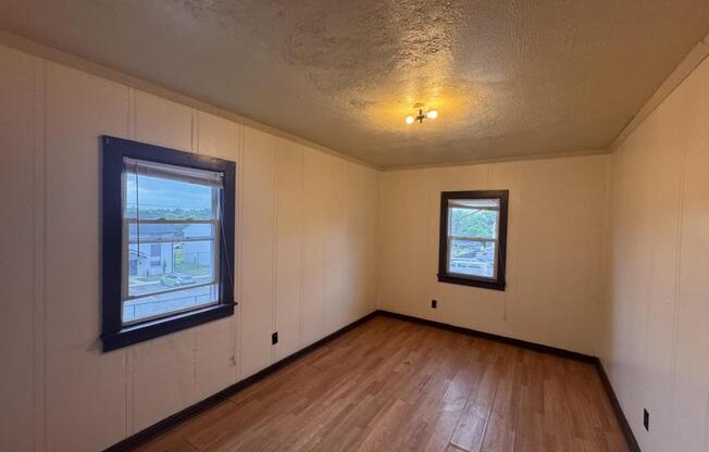 1415 E 5 ST