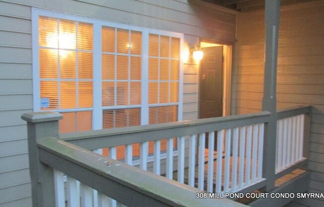 ENJOY THIS BEAUTIFUL CONDO NESTLED IN THE WOODS NEAR A FOUNTAIN WITH FAST/EASY ACCESS TO ATLANTA CITY LIFE,  DOWNTOWN AND THE AIRPORT!