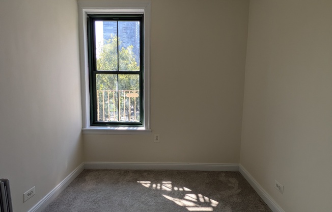 2 beds, 1 bath, $3,100, Unit 4B