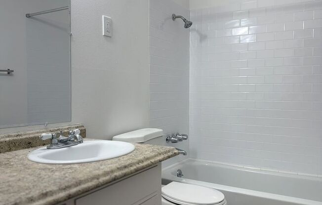 2 beds, 1 bath, $1,175, Unit 745 W Santa Fe Ave