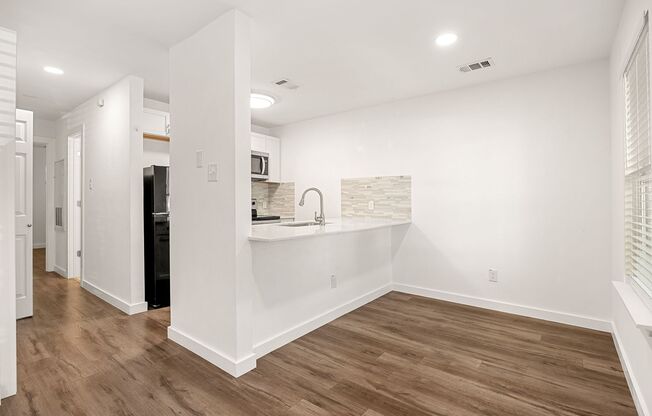Updated North Austin Condo with Modern Finishes & Community Amenities