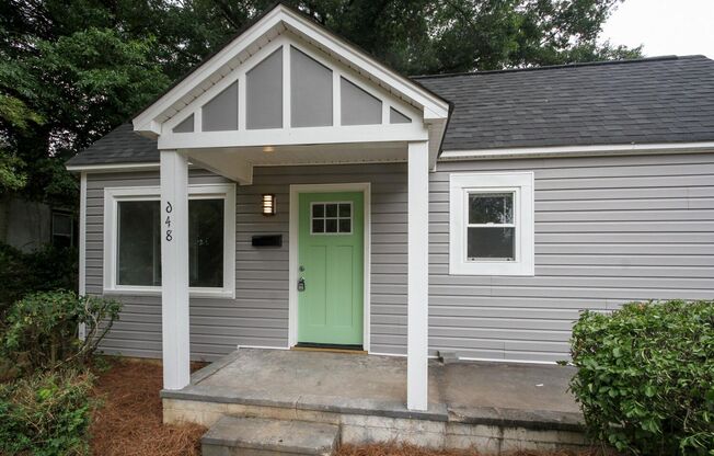 Adorable  2 bedroom 1 bath Home . Close to Freedom Dr.