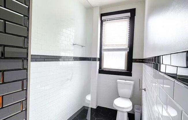 Studio, 1 bath, 300 sqft, $1,199, Unit 208