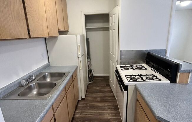 1 bed, 1 bath, 430 sqft, $895, Unit 1-32