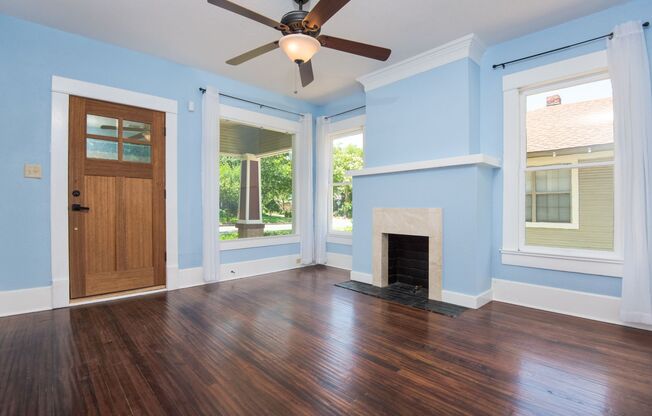 Beautiful Three Bedroom House near Bishop Arts District!