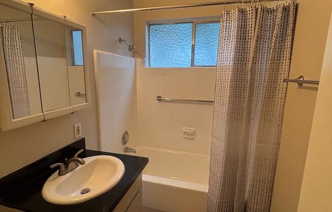 2 beds, 1 bath, 750 sqft, $1,725, Unit 4560