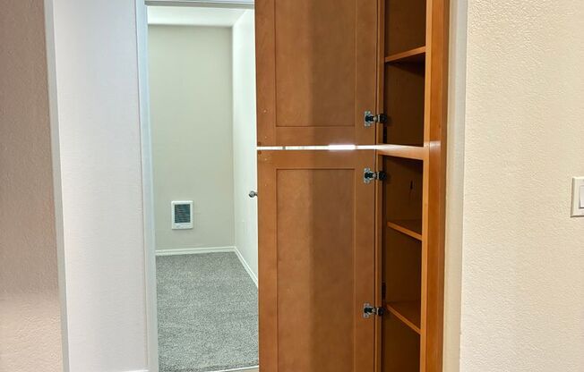 2 beds, 1 bath, 860 sqft, $1,850, Unit I-01