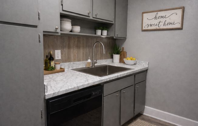 2 beds, 1 bath, 850 sqft, $1,275