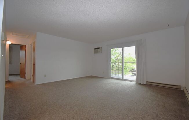Spacious top floor! Close to downtown!