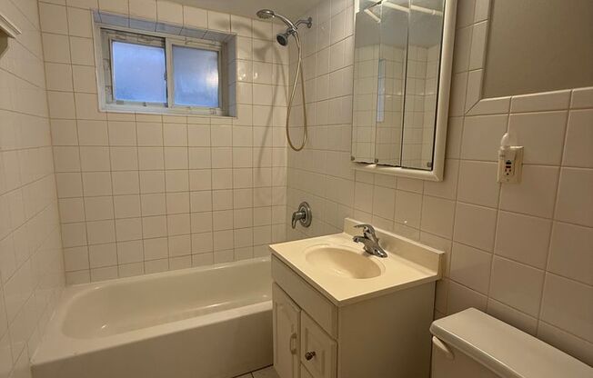 Well Maintained 1 Bedroom/1 Bath Unit Great Location Close to Ohare