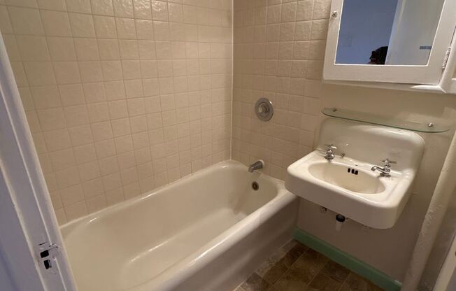Studio, 1 bath, 420 sqft, $1,925, Unit 10