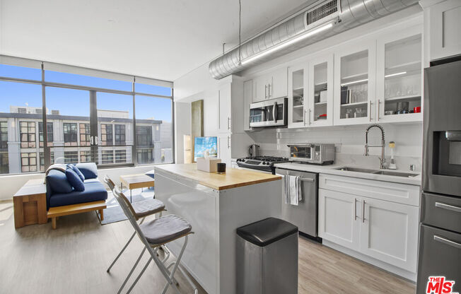 1 bed, 1 bath, 930 sqft, $3,000, Unit 813