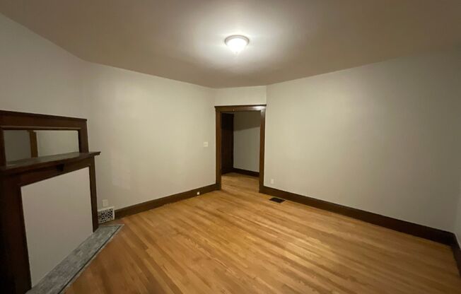 2 beds, 1 bath, $895