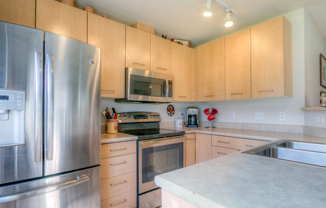 Beautiful 3 Bedroom Bordeaux Condo with 2 Garages