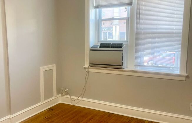 2 beds, 1 bath, 600 sqft, $1,350, Unit 1J