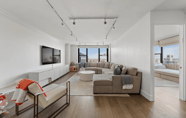 117 E 57 ST