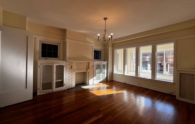 1 bed, 1 bath, 572 sqft, $1,485, Unit Old King Edward 17