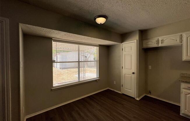 704 LYNNE LN