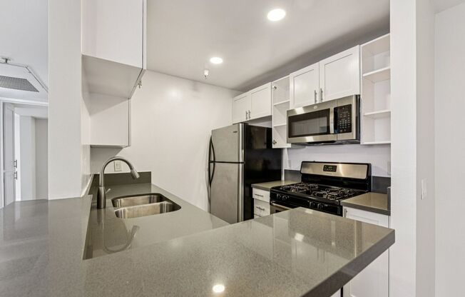 2 beds, 2 baths, 850 sqft, $2,798, Unit 415