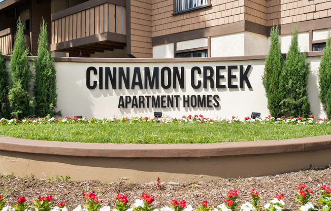 a sign for the cincinnati creek apartment homes headquarters