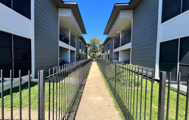 2 beds, 1 bath, 826 sqft, $1,570, Unit 1069