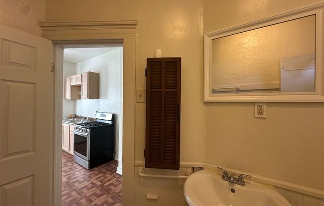 1 bed, 1 bath, 600 sqft, $750, Unit 3821 E 55th St - #2