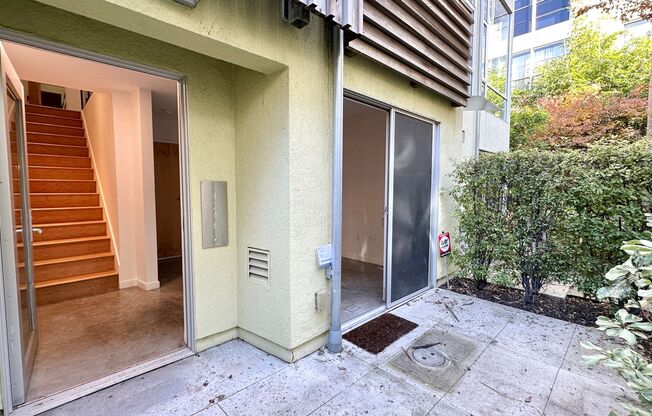 Spacious 3 Story 1 Bdrm+Den Townhome w/Private Garage near Pixar, Bay Street and IKEA