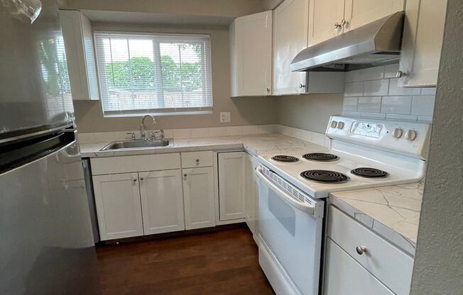2 beds, 1 bath, 945 sqft, $1,575, Unit 037