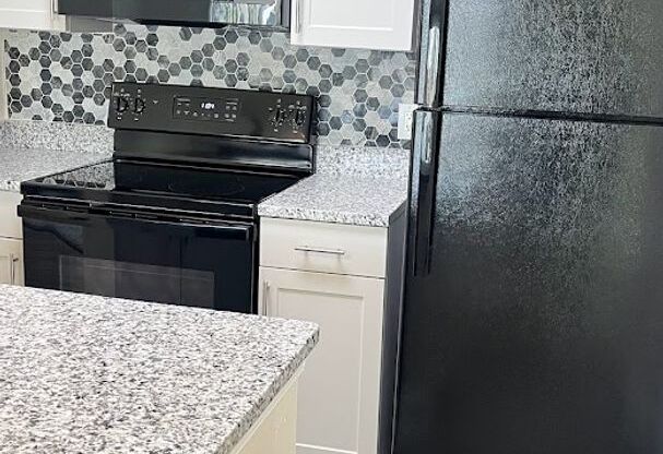 2 beds, 1 bath, 903 sqft, $1,800, Unit 1013 C #2B