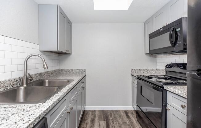 2 beds, 1 bath, 840 sqft, $960