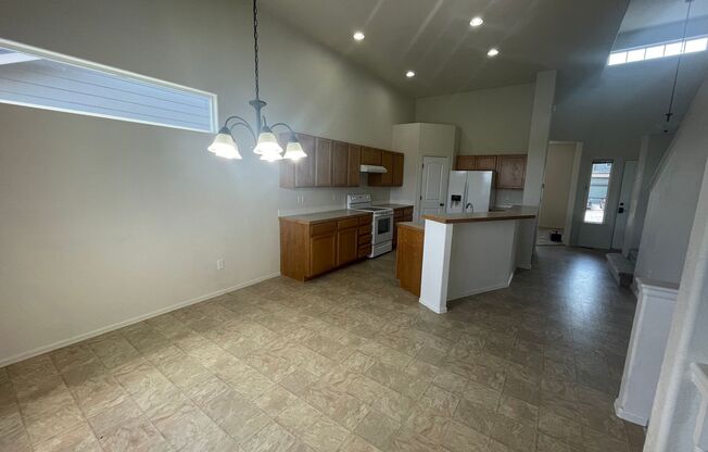 Beautiful 4 Bed, 3 Bath House in Maple Hill!