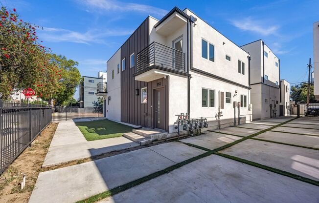1158 W. 38th St