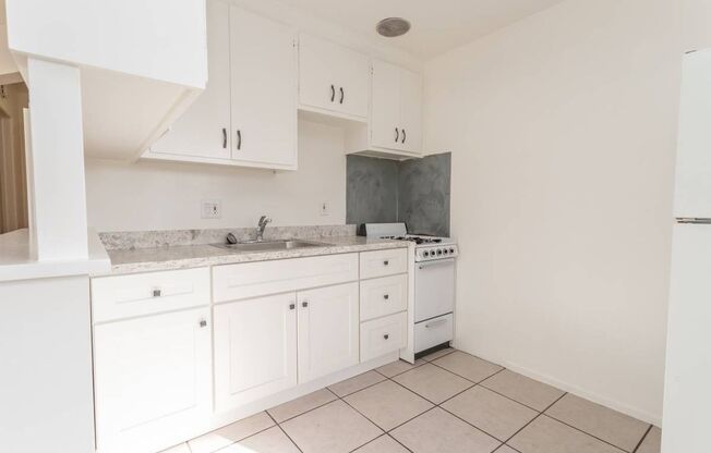 2 beds, 1 bath, $1,999, Unit M