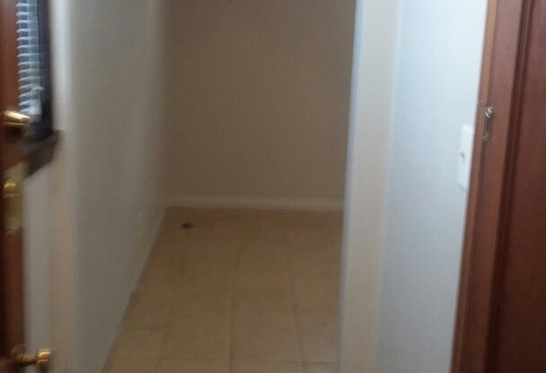 Studio, 1 bath, 400 sqft, $550, Unit 1