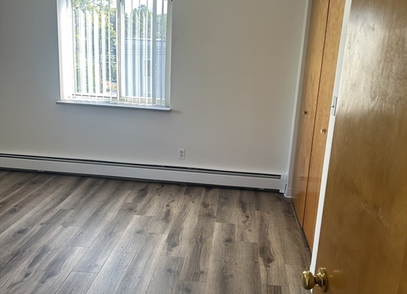 2 beds, 1 bath, 800 sqft, $2,200, Unit 35