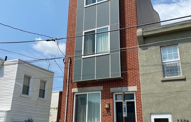 Beautiful 3-Bedroom Townhouse in Fishtown with Rooftop Deck! Available mid-August!
