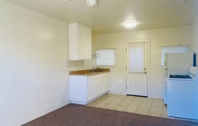 1 bed, 1 bath, 660 sqft, $1,075, Unit B