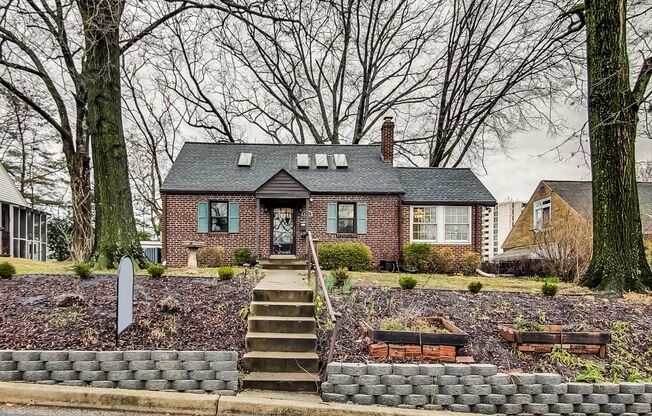 6711 Conway Rd. Updated & Cozy 3/2 Cape Cod Partially Furnished