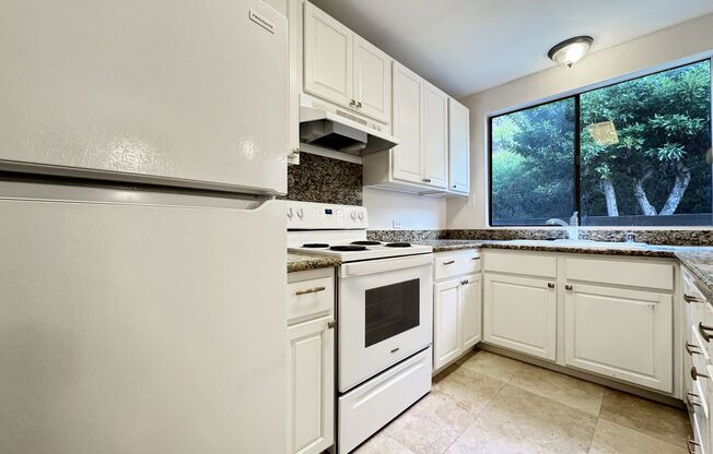 Pet Friendly Hawaii Kai Townhouse with A/C